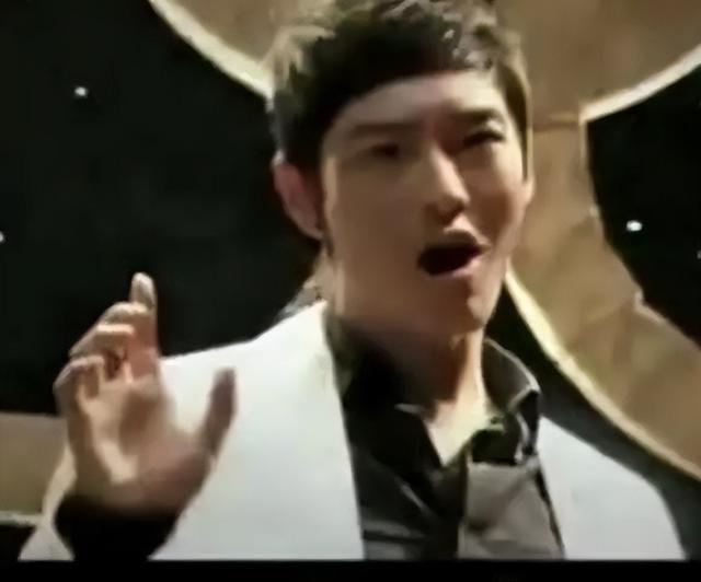 黄晓明三亚被偶遇，网友吐槽他跑步还戴假发穿增高鞋偶像包袱太重