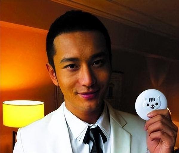 黄晓明三亚被偶遇，网友吐槽他跑步还戴假发穿增高鞋偶像包袱太重