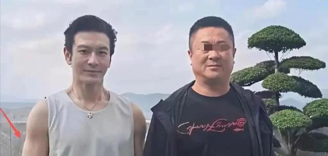 黄晓明三亚被偶遇，网友吐槽他跑步还戴假发穿增高鞋偶像包袱太重