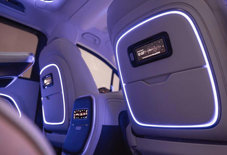 梅赛德斯-奔驰VLE纯电MPV登场，6-8座布局，续航700km！