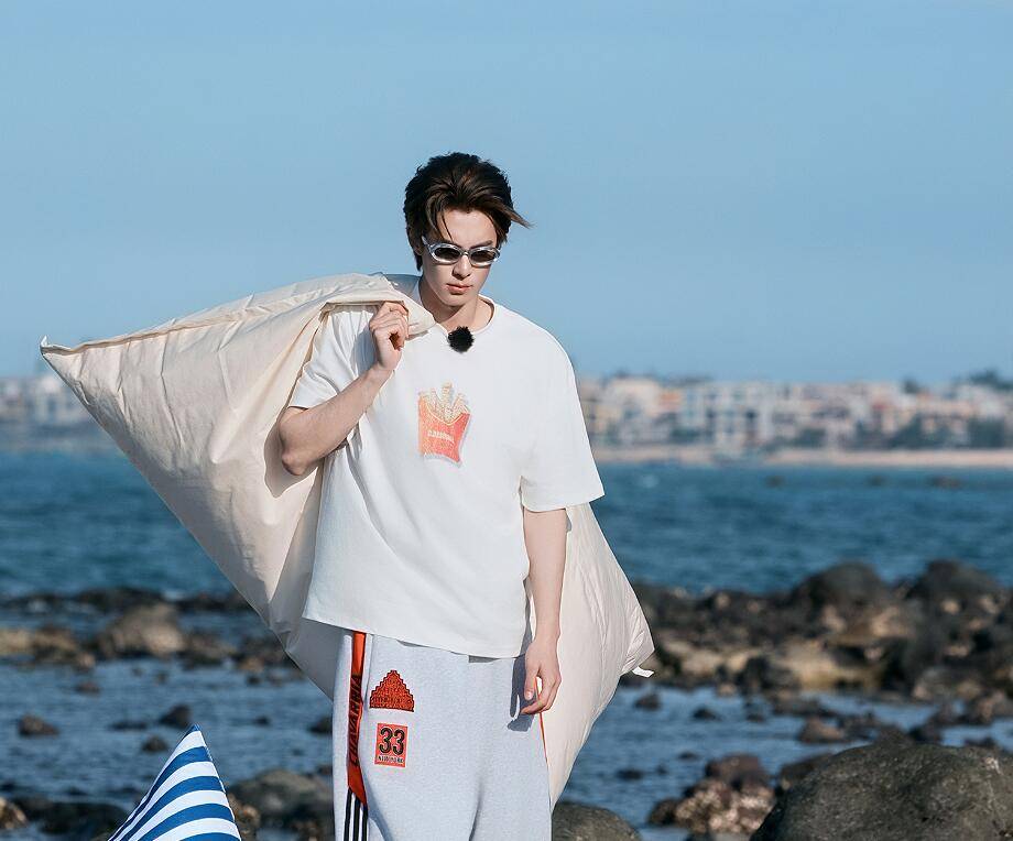 要是没有白鹿的“欠骂操作”，这期《客栈》怕是要被骂上热搜了