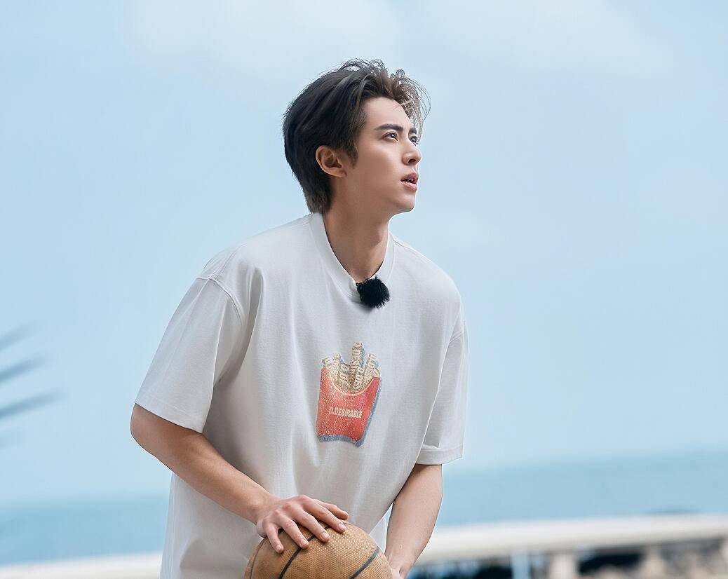 要是没有白鹿的“欠骂操作”，这期《客栈》怕是要被骂上热搜了