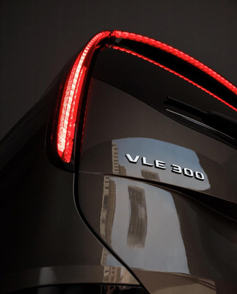 梅赛德斯-奔驰VLE纯电MPV登场，6-8座布局，续航700km！