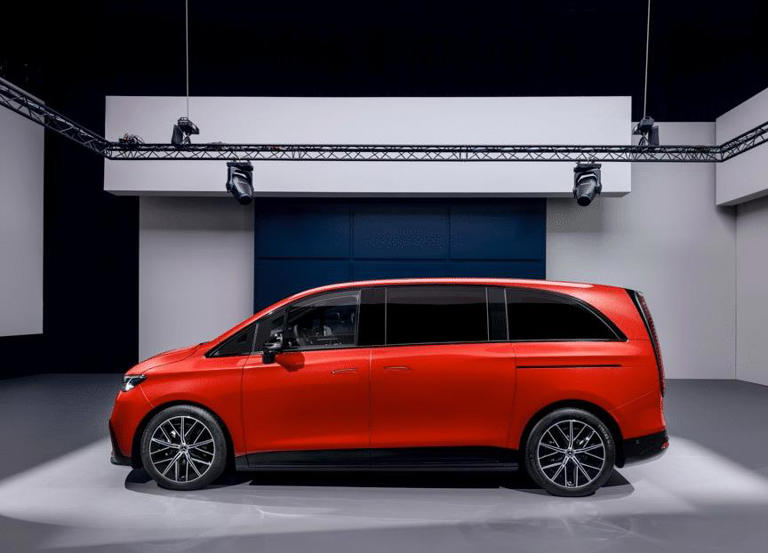 梅赛德斯-奔驰VLE纯电MPV登场，6-8座布局，续航700km！