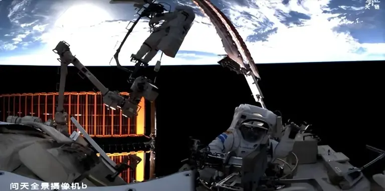 被美国骗了？神舟二十一号二次出舱：实拍画面还原太空真实原貌