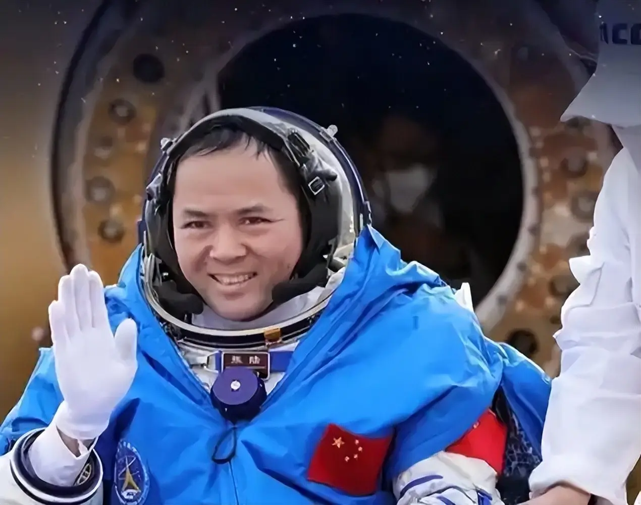 被美国骗了？神舟二十一号二次出舱：实拍画面还原太空真实原貌