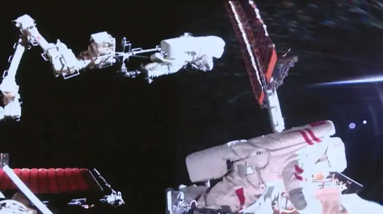 被美国骗了？神舟二十一号二次出舱：实拍画面还原太空真实原貌