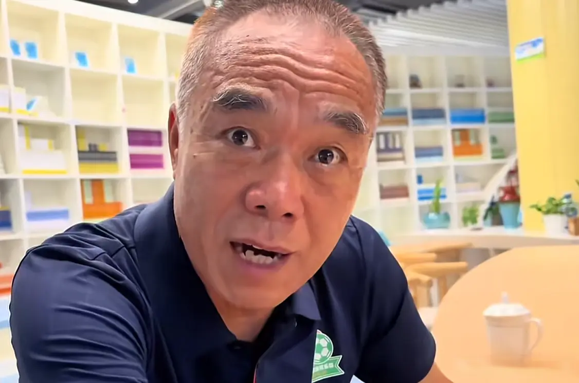 国足名宿朱波，历经四任主帅，却没在大连踢过球，如今老到认不出