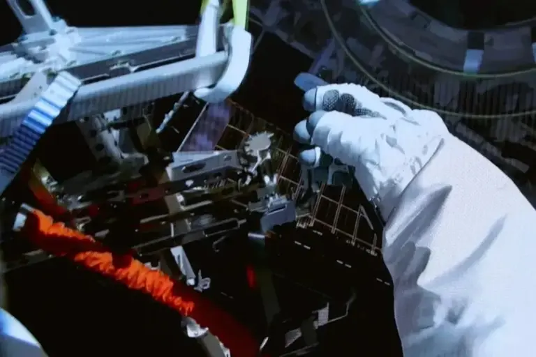 被美国骗了？神舟二十一号二次出舱：实拍画面还原太空真实原貌