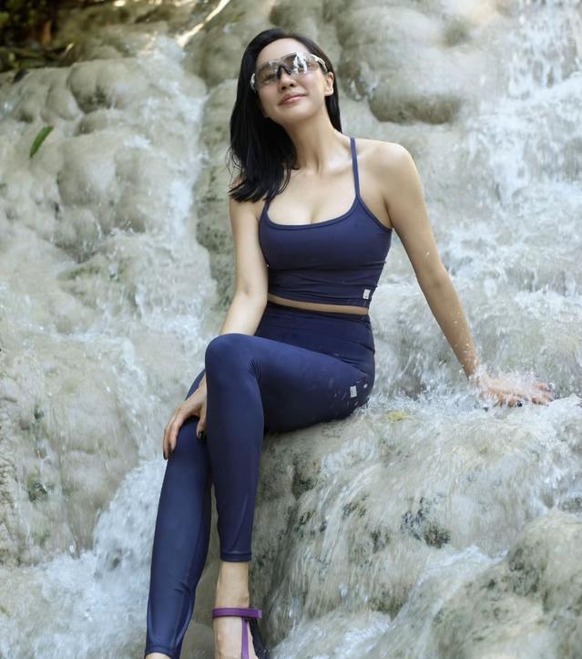 43岁的王智拍照圈粉无数人，不靠颜值不靠滤镜，溯溪照太美了！