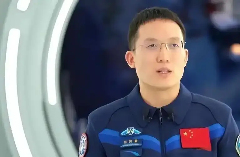 被美国骗了？神舟二十一号二次出舱：实拍画面还原太空真实原貌