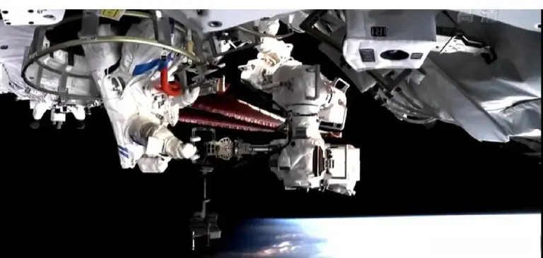 被美国骗了？神舟二十一号二次出舱：实拍画面还原太空真实原貌