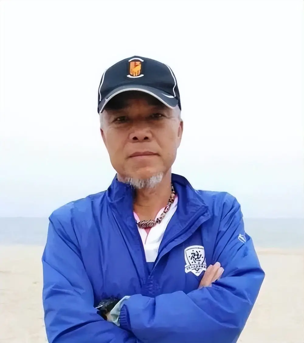 国足名宿朱波，历经四任主帅，却没在大连踢过球，如今老到认不出
