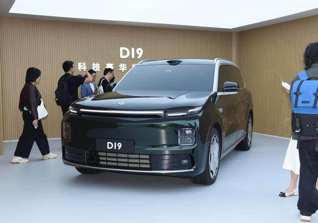 零跑D19车长超5米2却只要25万起，80度大电池三排六座真香吗