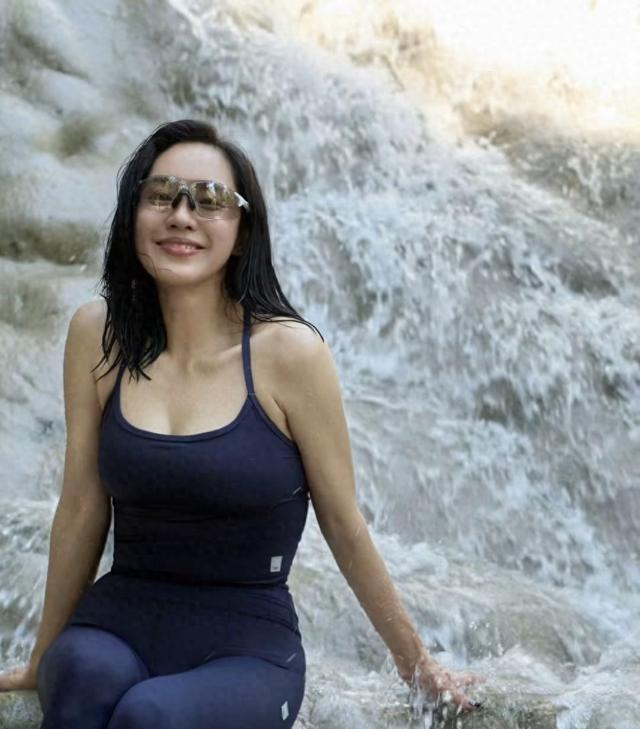 43岁的王智拍照圈粉无数人，不靠颜值不靠滤镜，溯溪照太美了！