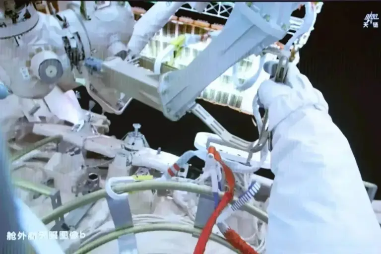 被美国骗了？神舟二十一号二次出舱：实拍画面还原太空真实原貌