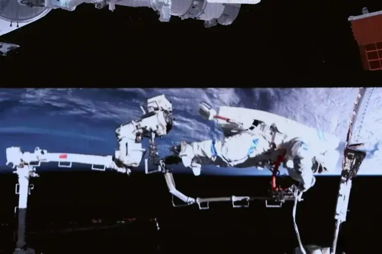 被美国骗了？神舟二十一号二次出舱：实拍画面还原太空真实原貌