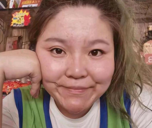 网红郭老师偷偷复播,全副武装怕被封号,一开口就被网友认出来了