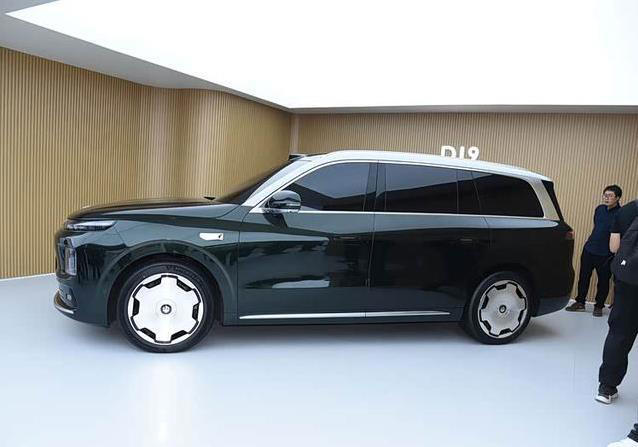 零跑D19车长超5米2却只要25万起，80度大电池三排六座真香吗