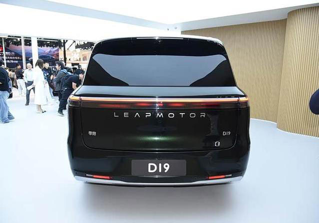 零跑D19车长超5米2却只要25万起，80度大电池三排六座真香吗