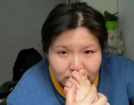 网红郭老师偷偷复播,全副武装怕被封号,一开口就被网友认出来了