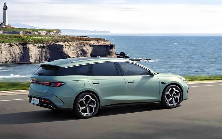 比亚迪旅行车，车长4850mm，激光雷达+车载冰箱，后排放倒能当床