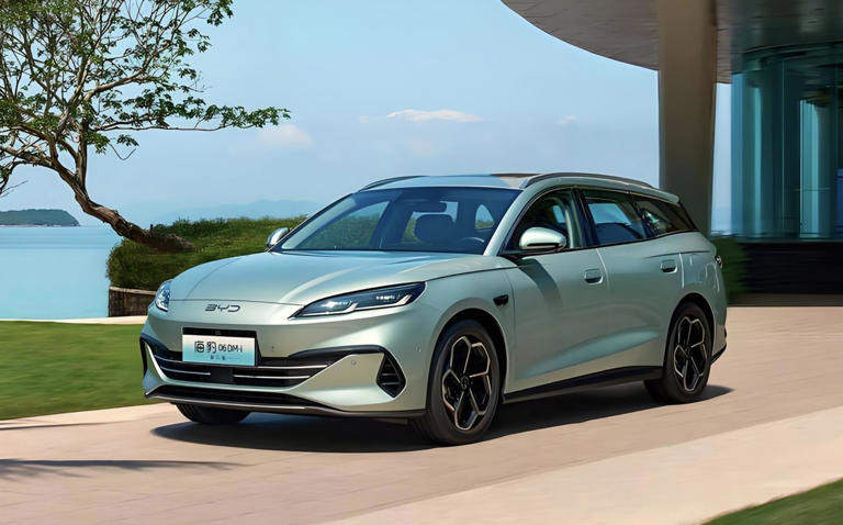 比亚迪旅行车，车长4850mm，激光雷达+车载冰箱，后排放倒能当床