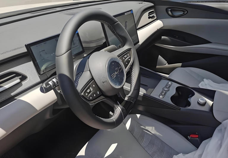 比亚迪旅行车，车长4850mm，激光雷达+车载冰箱，后排放倒能当床