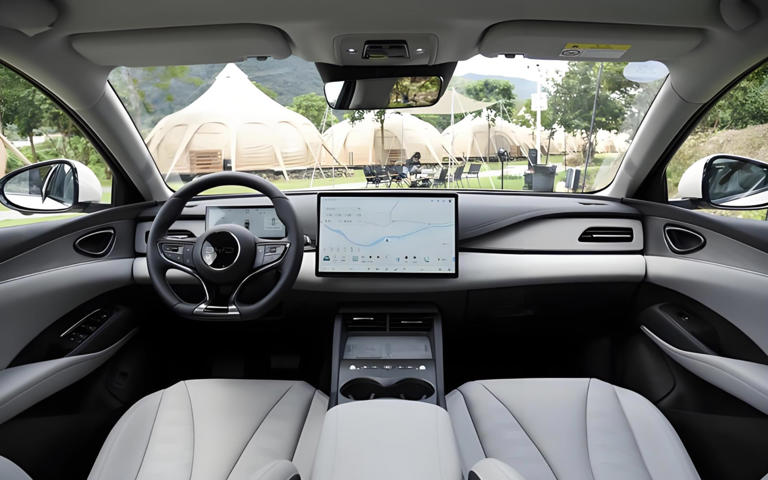 比亚迪旅行车，车长4850mm，激光雷达+车载冰箱，后排放倒能当床