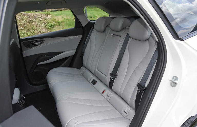 比亚迪旅行车，车长4850mm，激光雷达+车载冰箱，后排放倒能当床