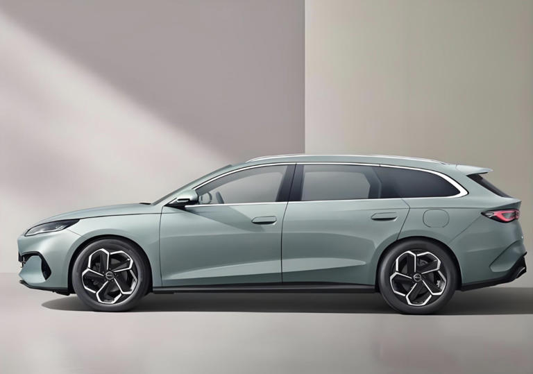 比亚迪旅行车，车长4850mm，激光雷达+车载冰箱，后排放倒能当床