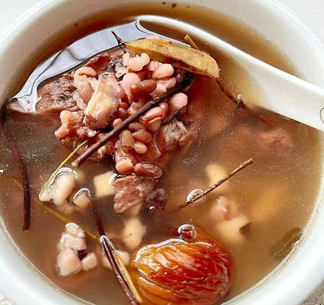 春天一到腿脚像灌铅? 试试鸡骨草四神猪骨汤，3次一周湿气全跑光