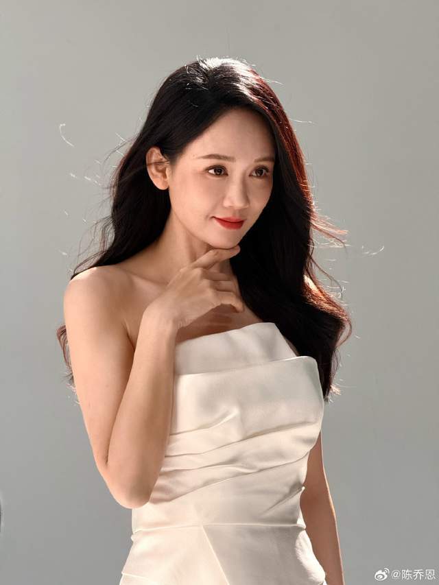 46岁陈乔恩晒照，身材凹凸有致状态满分，自侃体力回到十年前