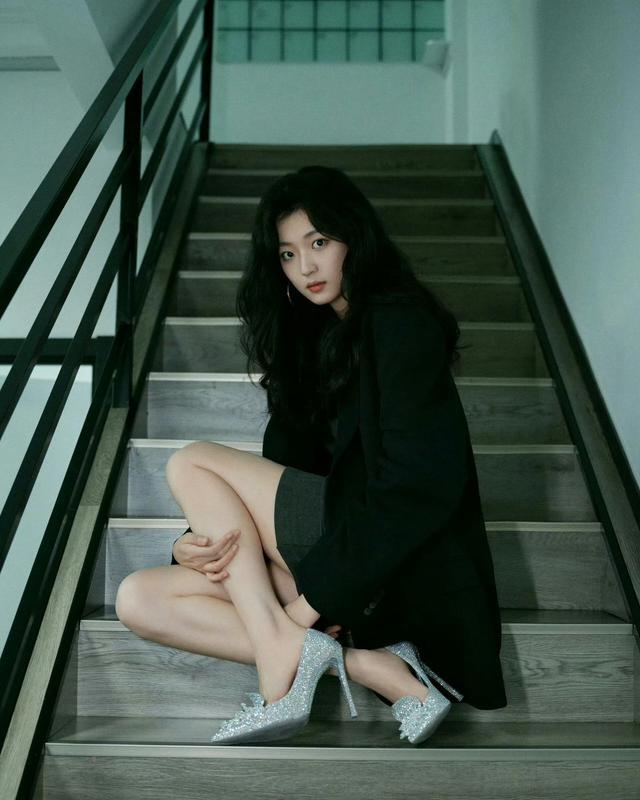 孙千这套“松弛御姐风”太绝了！西装+闪钻鞋，通勤约会都能穿