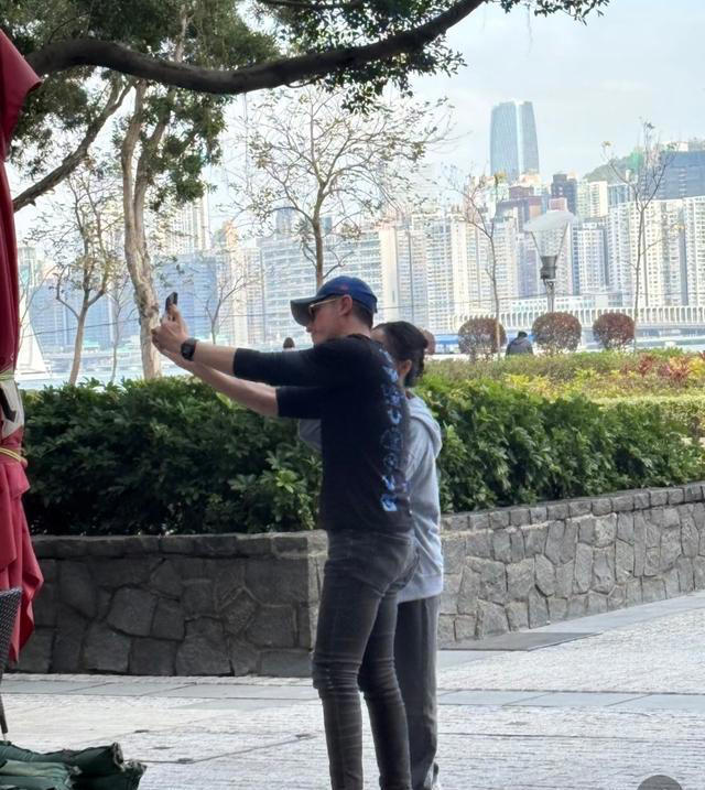 霍建华现身香港，大方与粉丝合照，素颜也抗打，爱穿紧身小脚裤