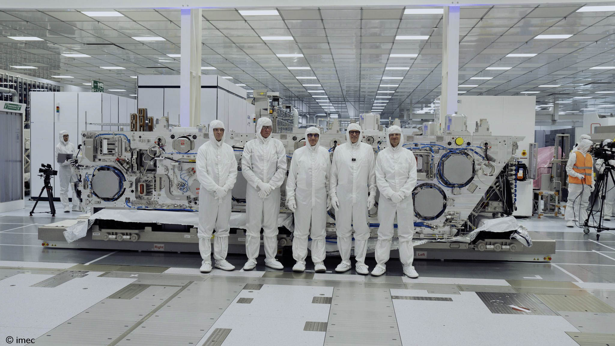 ASML 向 IMEC 交付 High NA EUV 光刻机，为 NanoIC 提供设备基础