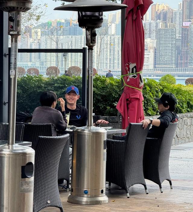 霍建华现身香港，大方与粉丝合照，素颜也抗打，爱穿紧身小脚裤