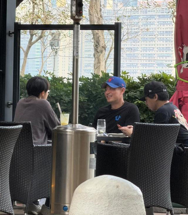 霍建华现身香港，大方与粉丝合照，素颜也抗打，爱穿紧身小脚裤