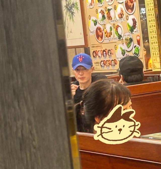 霍建华现身香港，大方与粉丝合照，素颜也抗打，爱穿紧身小脚裤