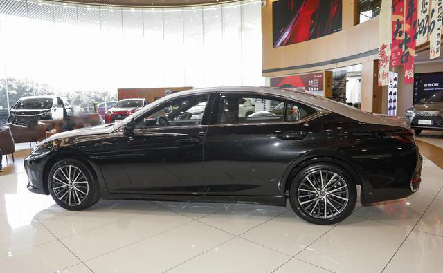 从加价5万到直降10万！当年被追捧的雷克萨斯ES，如今卖不动了？