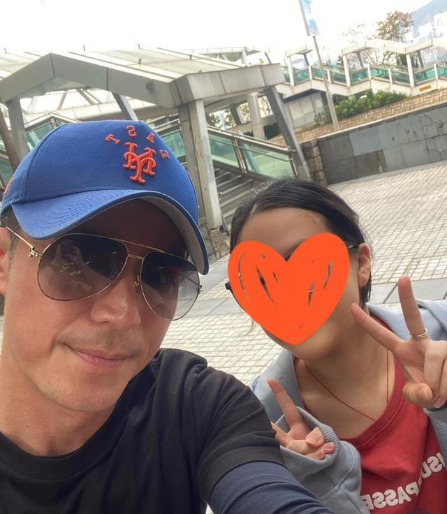 霍建华现身香港，大方与粉丝合照，素颜也抗打，爱穿紧身小脚裤