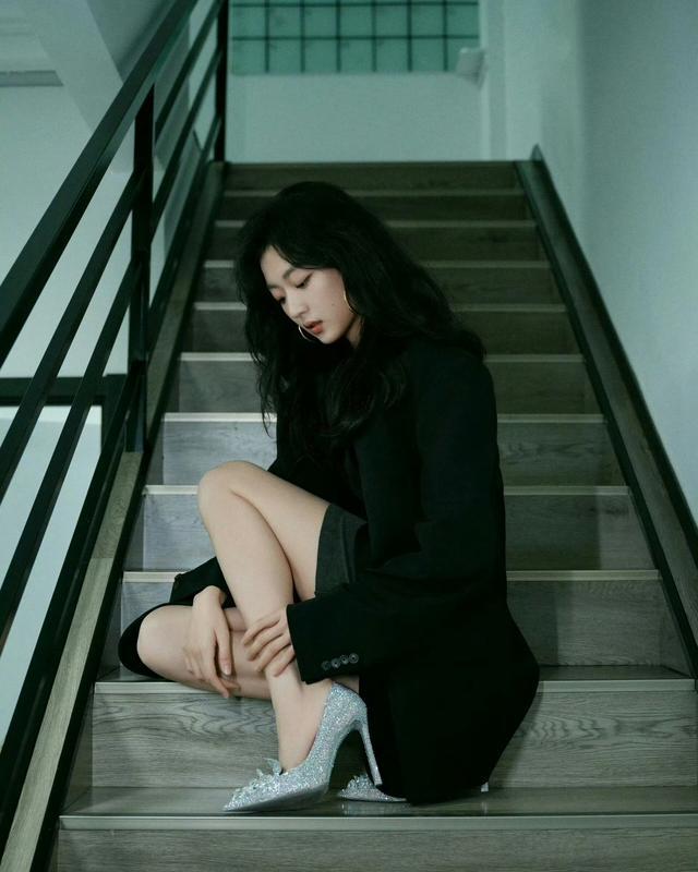 孙千这套“松弛御姐风”太绝了！西装+闪钻鞋，通勤约会都能穿