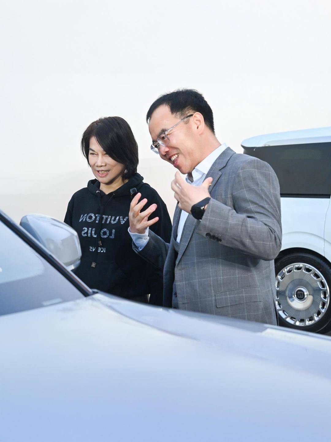董明珠官宣入手极氪009，称“坐过一次就决定买”