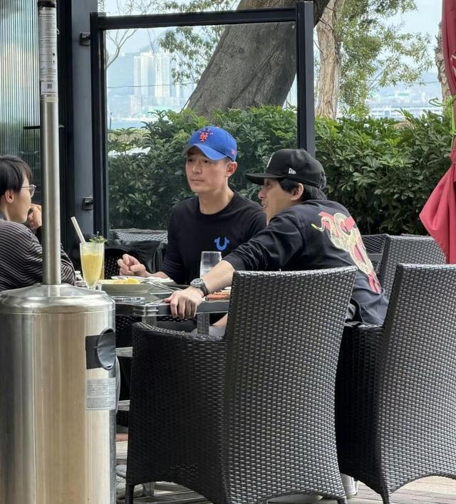 霍建华现身香港，大方与粉丝合照，素颜也抗打，爱穿紧身小脚裤