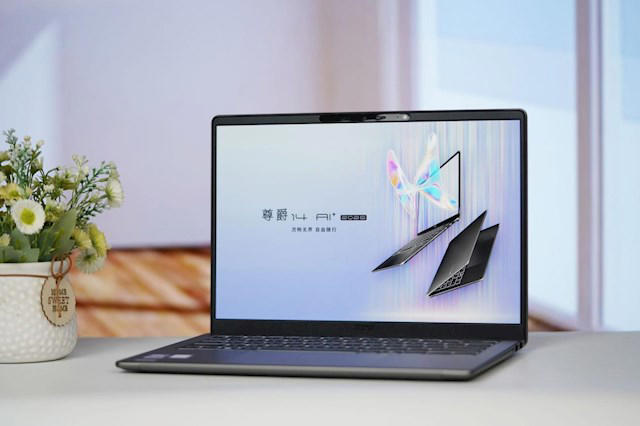 全金属机身、轻至1.32kg！微星尊爵14 AI+ 2026笔记本图赏