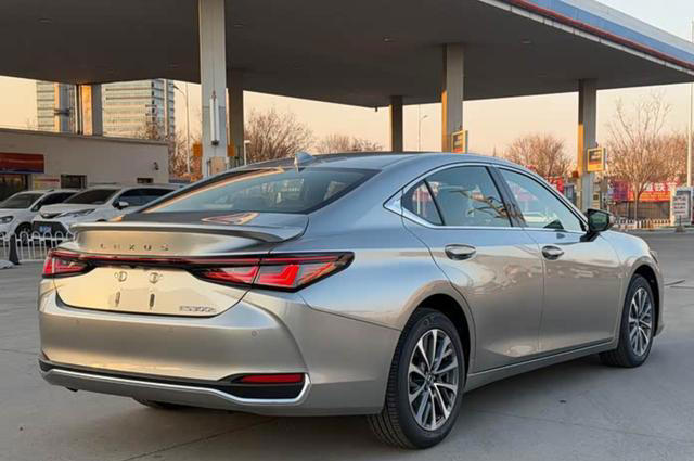 从加价5万到直降10万！当年被追捧的雷克萨斯ES，如今卖不动了？