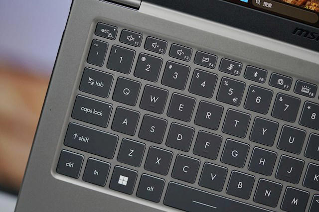 全金属机身、轻至1.32kg！微星尊爵14 AI+ 2026笔记本图赏