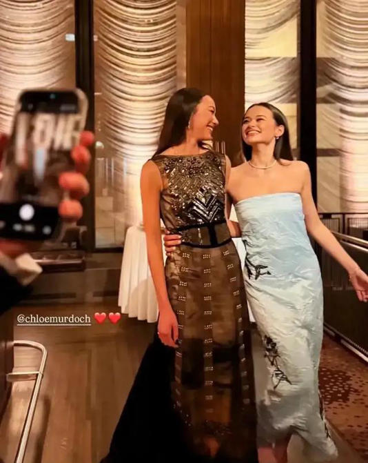 默多克95岁邓文迪携两女儿盛装赴宴 与继母大哥同框和睦破不和传闻