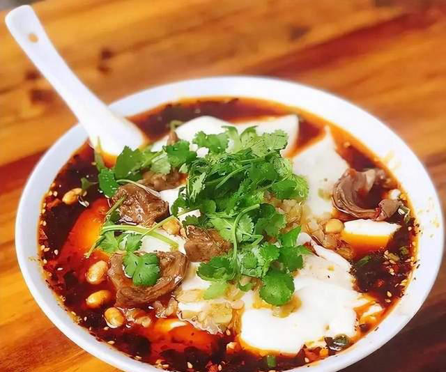 葱油饼搭配一碗豆腐脑，每天卖出300碗，看看大叔是怎么做到的？