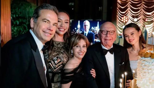 默多克95岁邓文迪携两女儿盛装赴宴 与继母大哥同框和睦破不和传闻